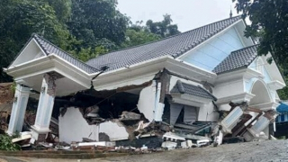 Hà Nội: Sập biệt thự tiền tỷ, 8 người thoát chết trong gang tấc