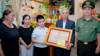 Truy tặng Huân chương Bảo vệ Tổ quốc đối với Phó trưởng Công an phường hy sinh