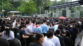 Hàng chục ngàn người dân đứng chờ nhiều giờ để vào viếng Tổng Bí thư