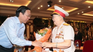 Trao tặng 113 suất quà cho thương binh nặng và gia đình liệt sĩ của Sư đoàn 5