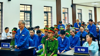 Lãnh đạo, cán bộ huyện cùng doanh nghiệp "rút ruột" công trình chi tiếp khách và chúc tết