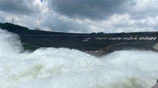 Yêu cầu Thủy điện Hòa Bình đóng 1 cửa xả đáy