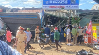 Xe Container lao vào nhà dân, 3 người tử vong