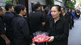 Ấm áp tình người Lại Đà qua từng cốc nước, chiếc khăn