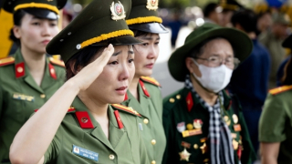 Cán bộ, chiến sĩ Công an nén nỗi buồn để hoàn thành nhiệm vụ vinh dự, tự hào