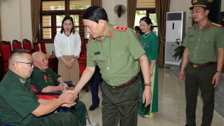 Thứ trưởng Lê Quốc Hùng thăm, tặng quà 2 Trung tâm Điều dưỡng thương binh tại Hà Nam