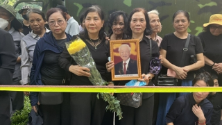 Hàng nghìn người dân đứng bên đường chờ đưa tang Tổng Bí thư Nguyễn Phú Trọng