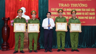 Khen thưởng đột xuất thành tích làm rõ vụ án mạng trong đêm tại Quảng Nam