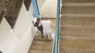 Cư dân chung cư An Khánh phải đi thang bộ gần cả tháng, phường vẫn từ từ lo