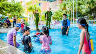 Công an tổ chức lớp dạy bơi miễn phí cho học sinh tiểu học