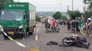 Vợ chồng cụ ông va chạm xe máy với ô tô tử vong tại chỗ