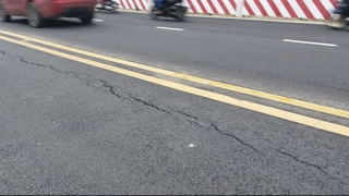 Mặt đường đèo Prenn Đà Lạt xuất hiện vết nứt bất thường