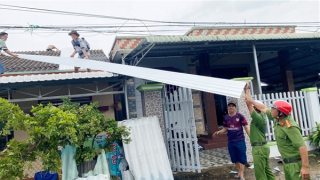 CBCS Công an giúp người dân khắc phục hậu quả do lốc xoáy