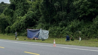 Phát hiện thi thể người đàn ông đội mũ bảo hiểm bên đường cao tốc