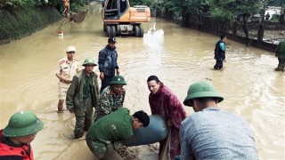 Lực lượng CSGT ứng trực trong mưa bão, đảm bảo ATGT cho người dân