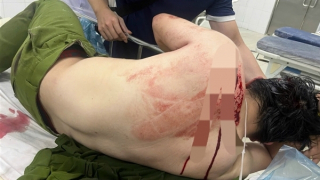 Vào nhà thờ gây rối rồi dùng dao đâm 2 cán bộ Công an