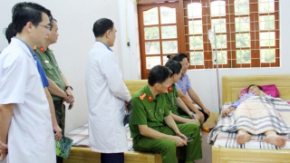 Thăm hỏi động viên cán bộ chiến sĩ bị thương khi đang làm nhiệm vụ