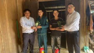 BHXH tặng bình chữa cháy và cây giống nhằm phát triển kinh tế hộ gia đình