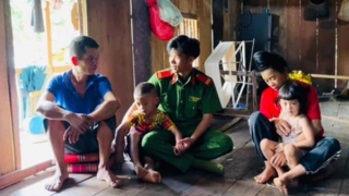 Bộ trưởng Lương Tam Quang biểu dương chiến sĩ nghĩa vụ dũng cảm cứu sống 2 cháu bé đuối nước