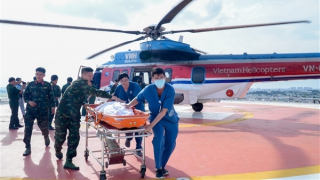 Trực thăng đưa hai bệnh nhân nặng từ huyện đảo Trường Sa về đất liền điều trị