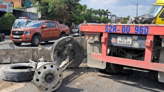 Xe đầu kéo cày nát 30 mét dải phân cách