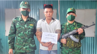 Hai tài xế xe đầu kéo giấu hơn 1kg ma túy trong ca bin