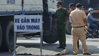 Tài xế xe cẩu bất cẩn tông cụ bà bán vé số tử vong tại cây xăng