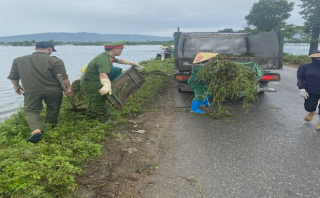 Công an xã tham gia dọn dẹp, vệ sinh môi trường sau mưa lũ