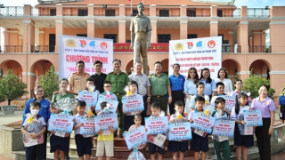 Trao học bổng “Ươm mầm tri thức”