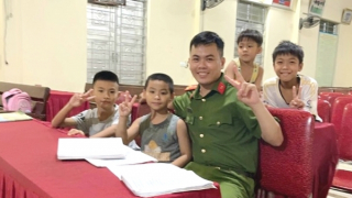 Phó trưởng Công an xã đưa tiếng Anh ngược dốc