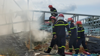 Quán Bar Club Sky cháy ngùn ngụt khi đang sửa chữa