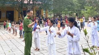 Cán bộ Công an xã miền núi vận động, giúp đỡ học sinh nghèo