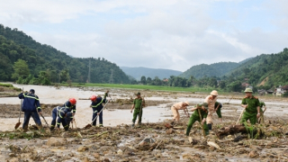 Công an Điện Biên dầm mình trong mưa lũ, vì nhân dân phục vụ