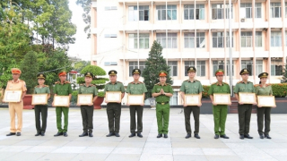 Bộ Công an khen thưởng các đơn vị khám phá  2 đường dây mua bán súng