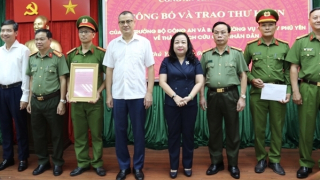 Trao thư khen cán bộ Công an xã băng rừng cứu dân