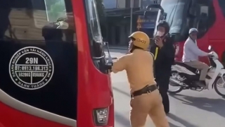 Xử lý hành chính tài xế điều khiển xe khách "húc"  CSGT rồi bỏ chạy