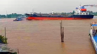 Tàu hàng siêu trường tông phà chở người trên sông Vàm Nao