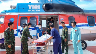 Lần đầu tiên trực thăng vận chuyển cùng lúc 3 bệnh nhân từ Trường Sa về đất liền