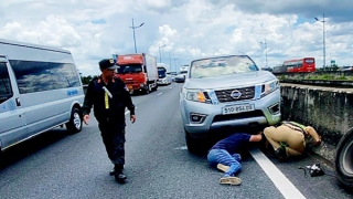 CSGT hỗ trợ thay lốp cho phương tiện gặp sự cố trên cao tốc