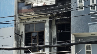 Dùng xe tải tông sập cửa ngôi nhà để cứu người mắc kẹt trong đám cháy