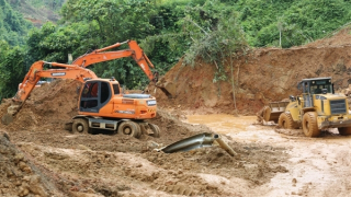 Đường xuống cấp nghiêm trọng, kinh phí sẵn mà… khó tiêu