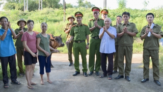 Công an xã trao bò giống, tạo sinh kế giúp gia đình có hoàn cảnh khó khăn