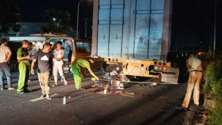 Tông vào đuôi xe container, hai người thương vong