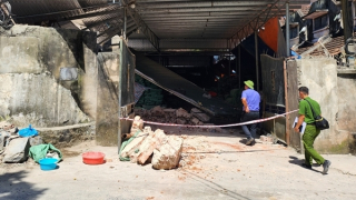 Nguyên nhân vụ sập tường nhà xưởng sản xuất bao bì làm 2 người tử vong ở Ninh Bình