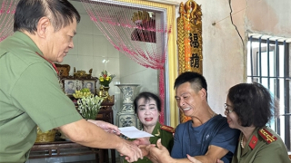 Trao quà hỗ trợ nạn nhân chất độc da cam/dioxin