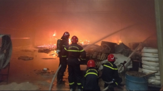 Công nhân tháo chạy thoát thân khi lửa bùng cháy tại 3 công ty