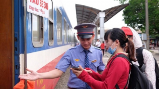 Khách đi tàu hỏa được giảm giá nhiều dịch vụ taxi, giải trí