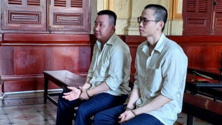 Chiếm đoạt 161 điện thoại và máy tính bảng của công ty, 2 bị cáo lãnh 37 năm tù