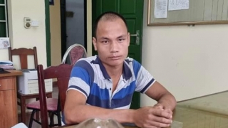 Triệu tập gã cha dượng treo cháu bé lên xà nhà, dội nước vào mặt