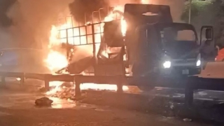 Dập tắt đám cháy xe tải chở vàng mã và hàng hóa trong đêm
